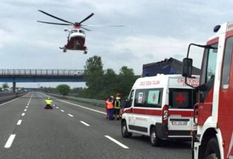 Schianto fra tir in autostrada, un ferito grave