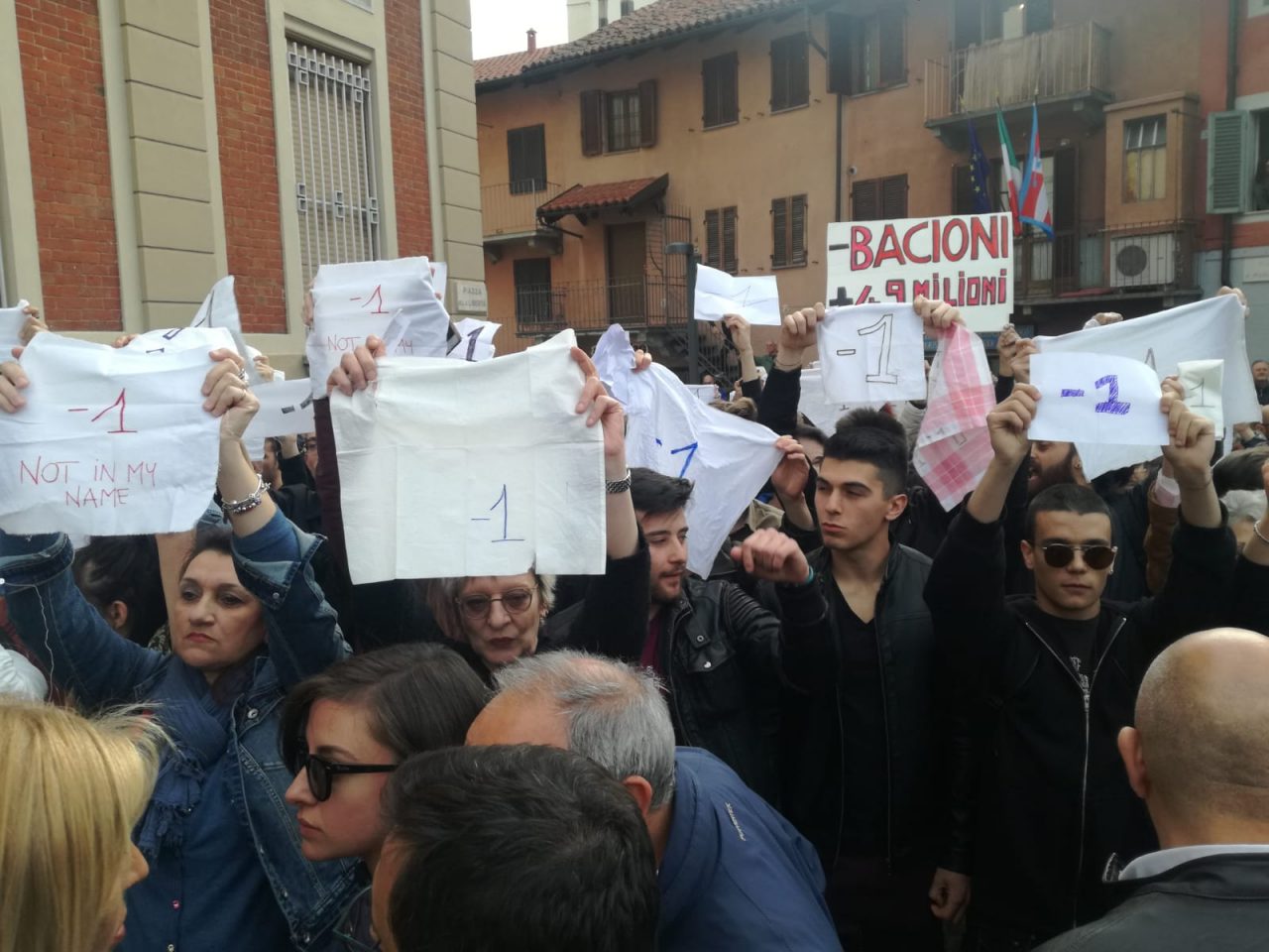 Salvini contestato da giovani e adulti a Settimo I VIDEO