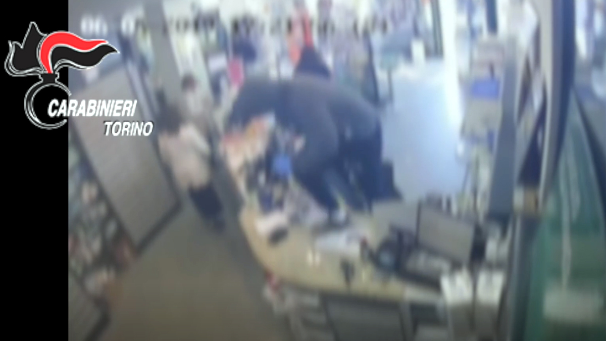 Volto coperto e armato, rapina una farmacia del centro IL VIDEO
