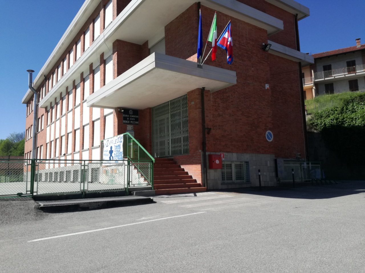 Plafoniera si stacca dal soffitto della scuola elementare