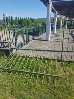 Recinzione divelta, il terzo ingresso al parco De Gasperi
