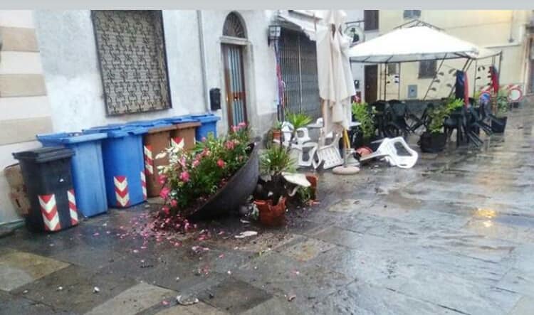 Vandalismo in piazza, l’autore beccato dalle telecamere