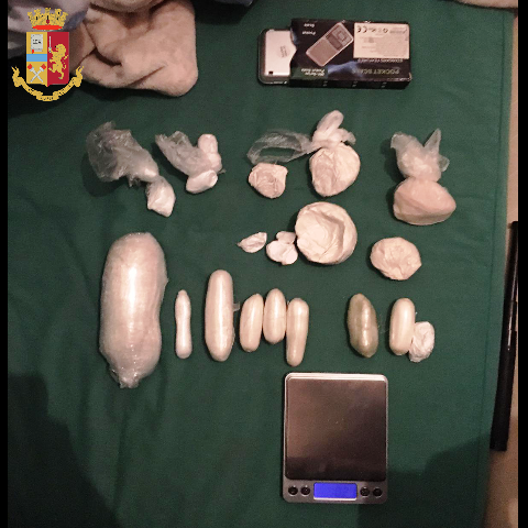 La polizia interviene per una lite in famiglia e trova della droga