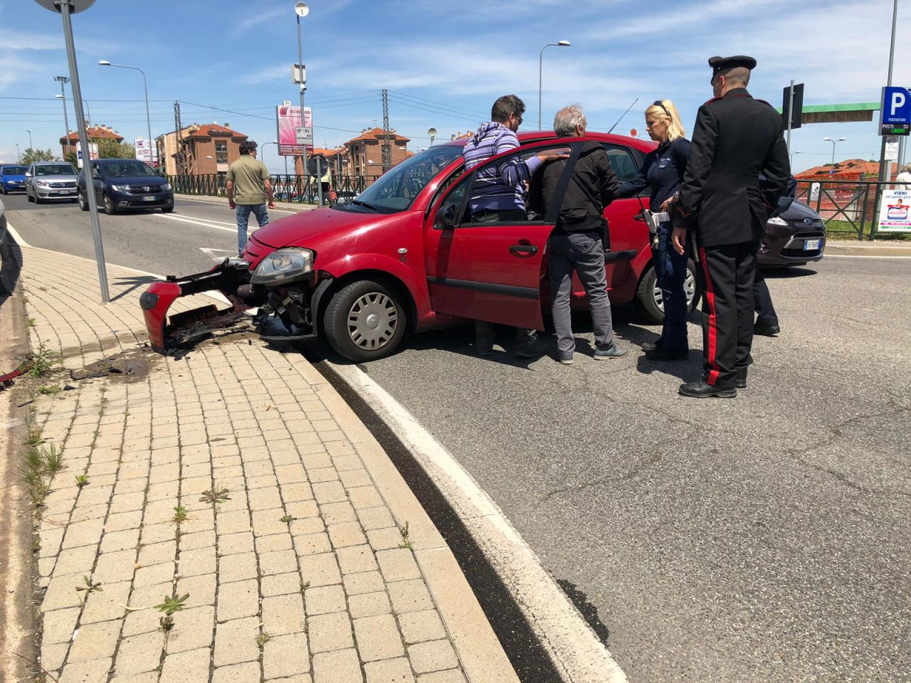 Perde il controllo dell’auto e finisce contro il guard rail FOTO e VIDEO