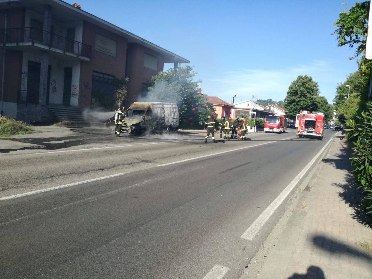 Furgone in fiamme lungo la strada