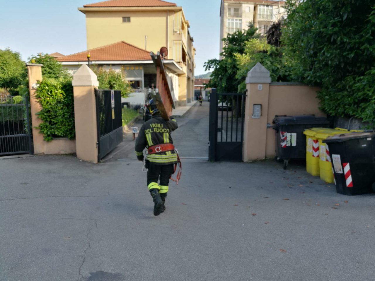 Non apre la porta di casa, soccorritori in azione