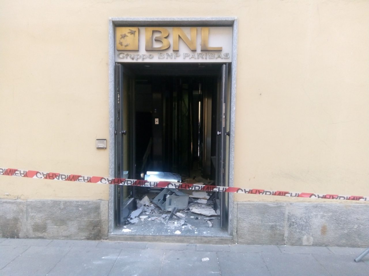 Sradicato bancomat in centro: caccia alla banda