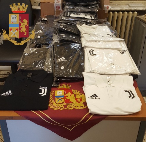 Juventus Torino, sequestrati oltre 140 capi contraffatti LE FOTO