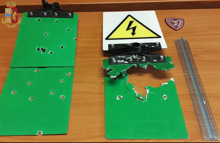Vandali in stazione, distrutti i cartelli