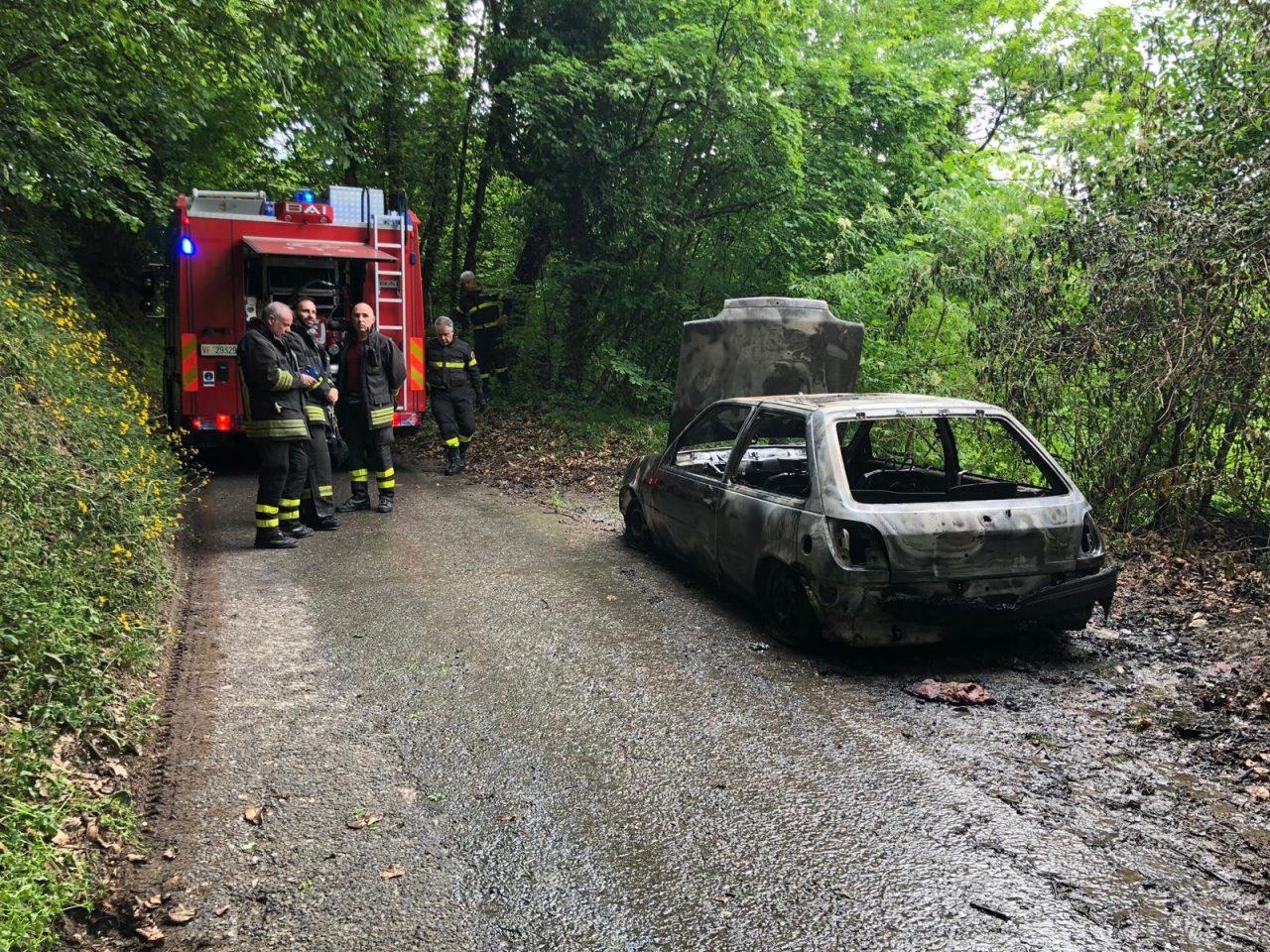 Auto prende fuoco a Castagneto Po