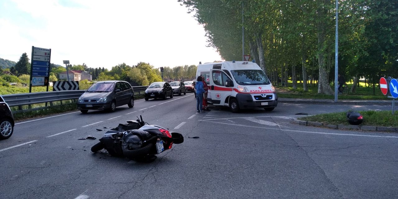 Auto taglia la strada ad una scooter: grave un uomo