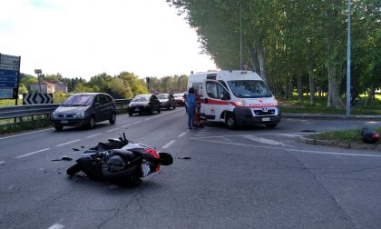 Auto taglia la strada ad una scooter: grave un uomo
