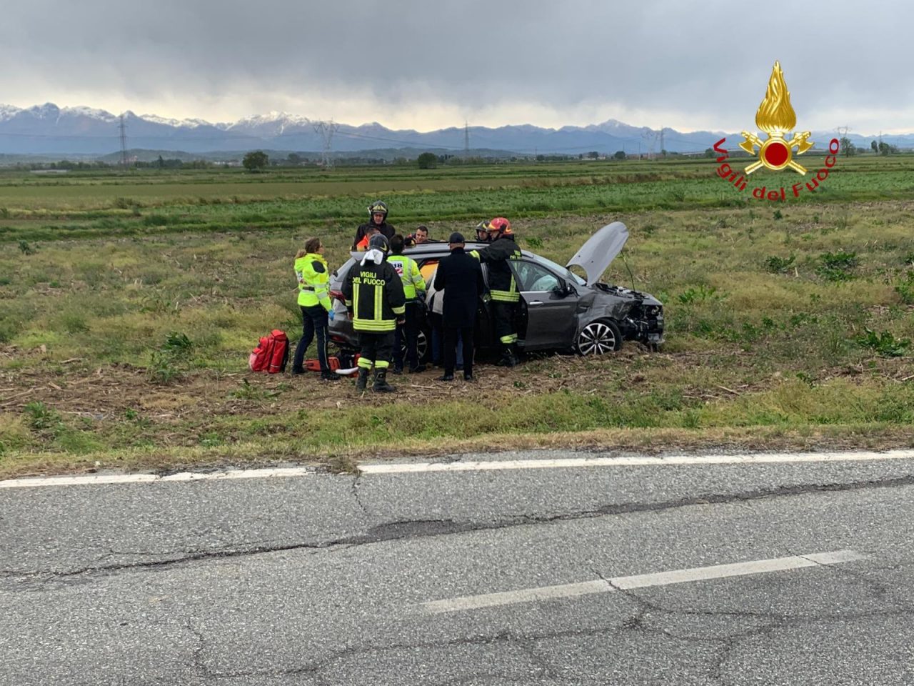Frontale tra due auto, una donna è grave