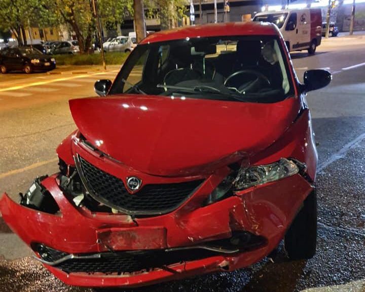 Pirata della strada scappa senza soccorrere un giovane ferito: si cerca una Bmw