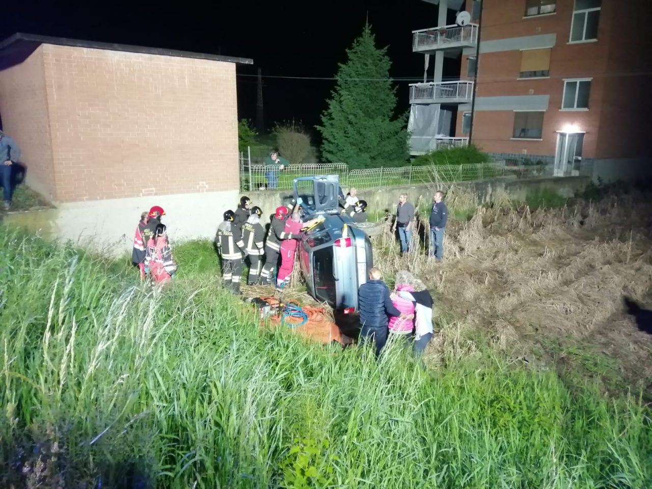 Auto fuori strada dopo lo scontro con un cinghiale. E' accaduto nella notte tra sabato 11 e domenica 12 maggio 2019 lungo la strada statale 590 a Monteu da Po.