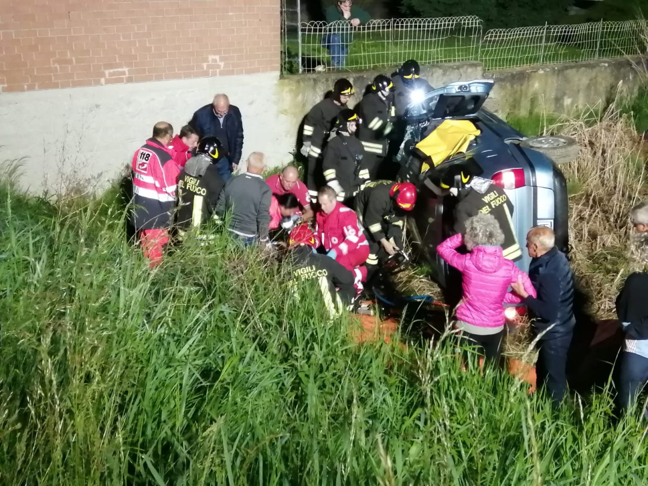 Auto fuori strada dopo lo scontro con un cinghiale. E' accaduto nella notte tra sabato 11 e domenica 12 maggio 2019 lungo la strada statale 590 a Monteu da Po.