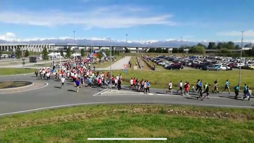 StraSettimo, in centinaia alla partenza dal Torino Outlet Village IL VIDEO