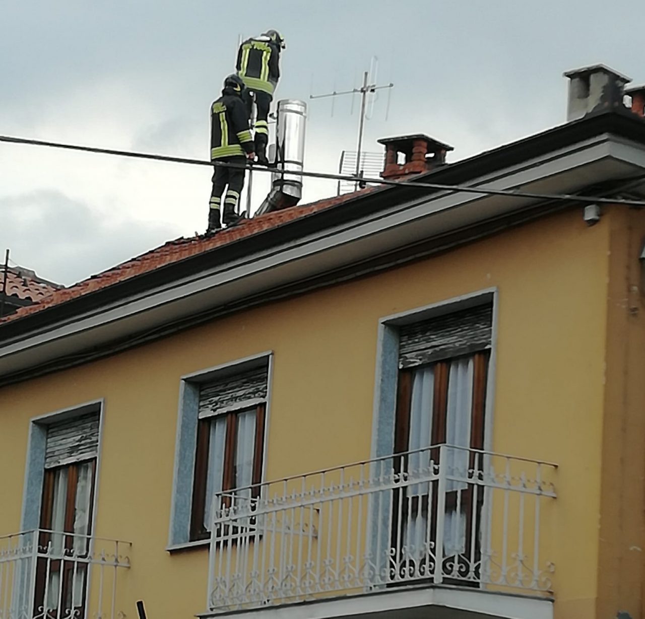 In fiamme la canna fumaria, chiuso al traffico il centro