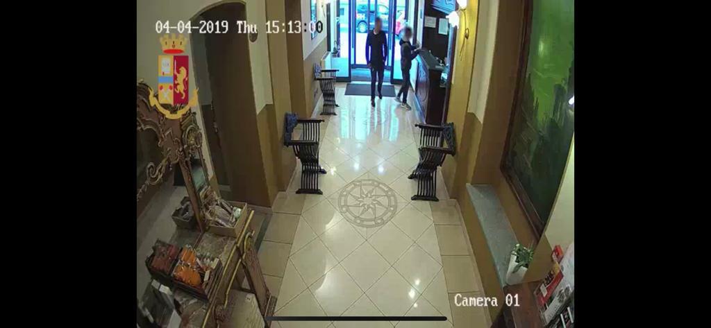 Ruba un cellulare in albergo IL VIDEO