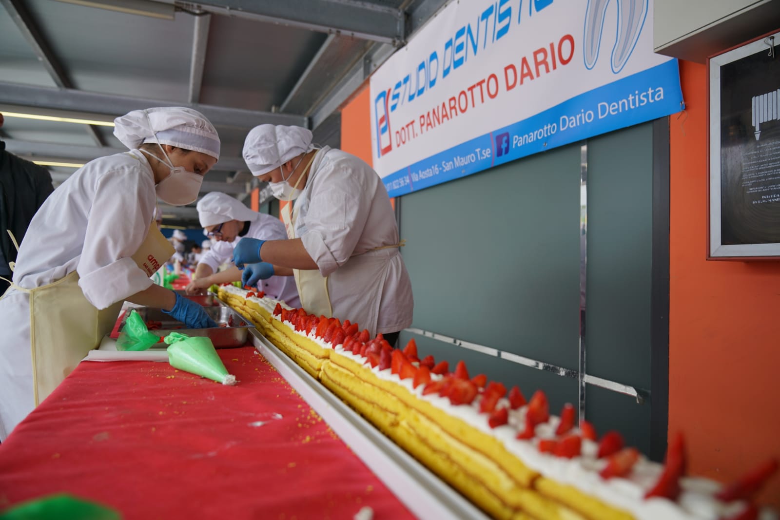 San Mauro ha la torta di fragole più lunga del mondo. La sua realizzazione è avvenuta oggi, domenica 19 maggio 2019 durante la Festa delle Fragole. 