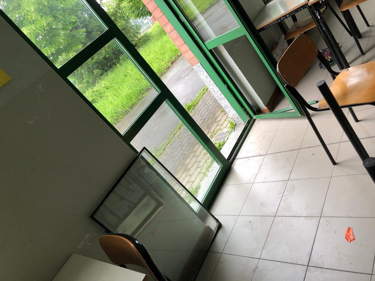 Atti vandalici a scuola, il sindaco: “Questi idioti pagheranno”