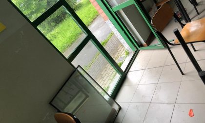 Atti vandalici a scuola, il sindaco: "Questi idioti pagheranno"