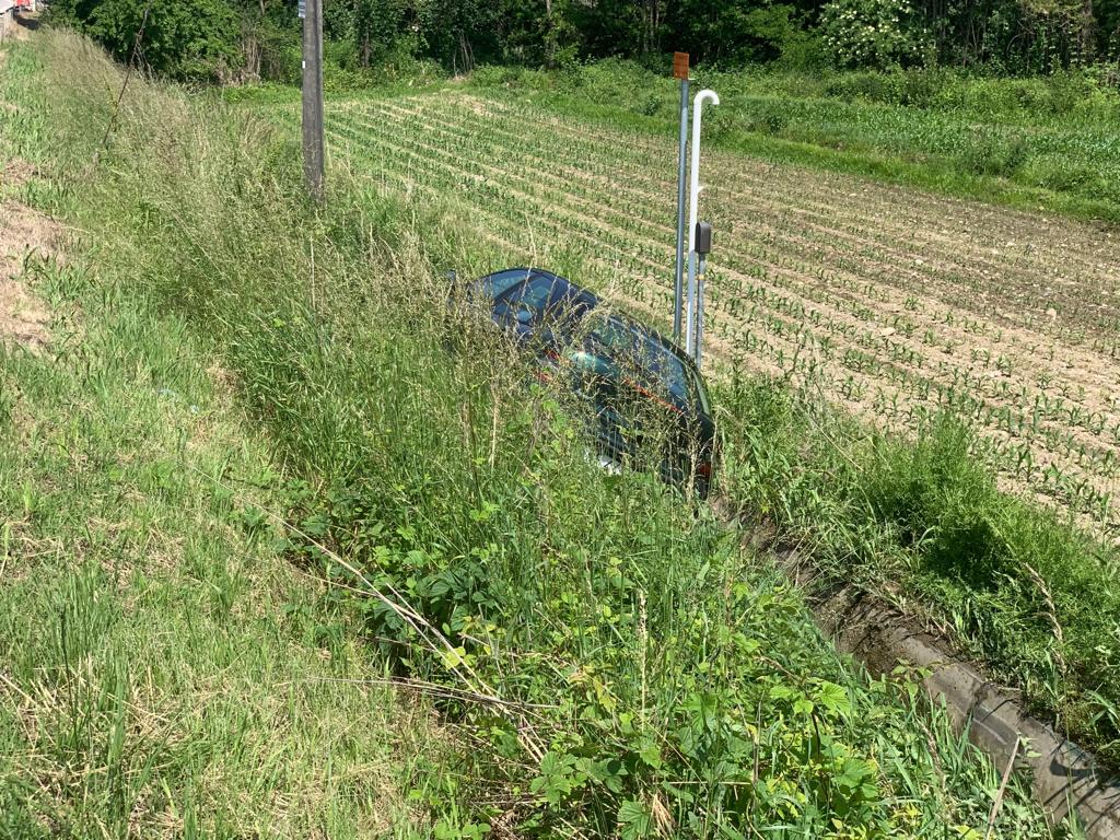 Giovane finisce con l’auto fuori strada