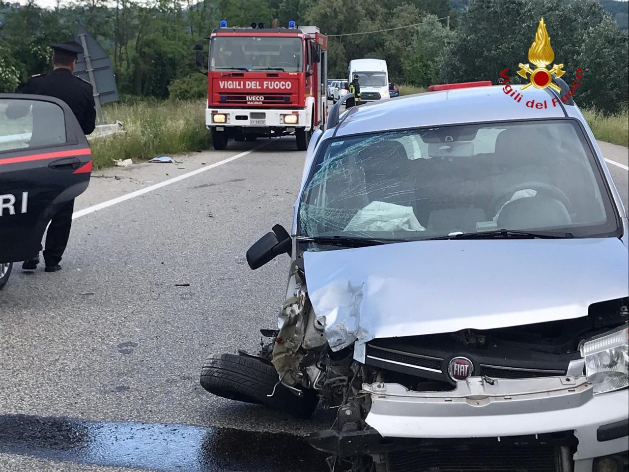 Perde il controllo dell’auto e finisce contro il guard rail, traffico in tilt
