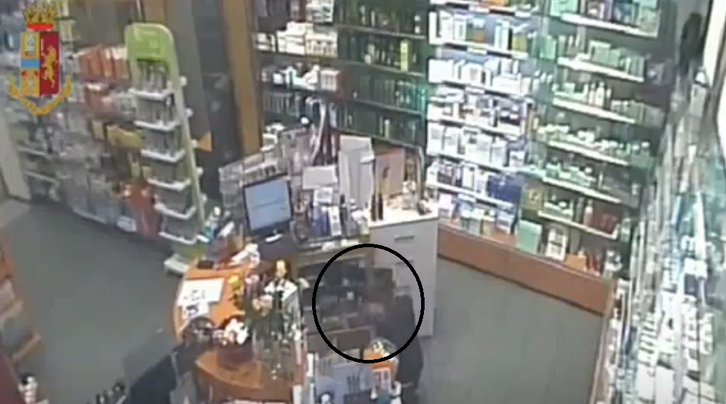 Furto in farmacia, ruba i soldi dalla cassa IL VIDEO