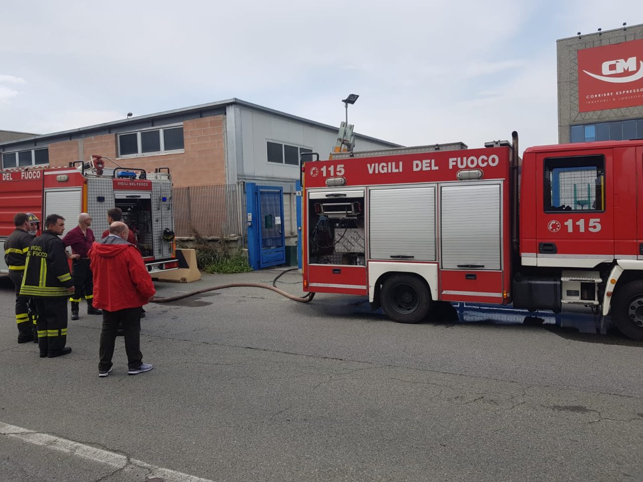 Incendio in una carrozzeria a Settimo: due intossicati