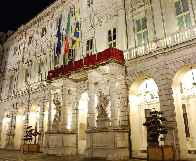 Donna precipita dal settimo piano degli uffici comunali