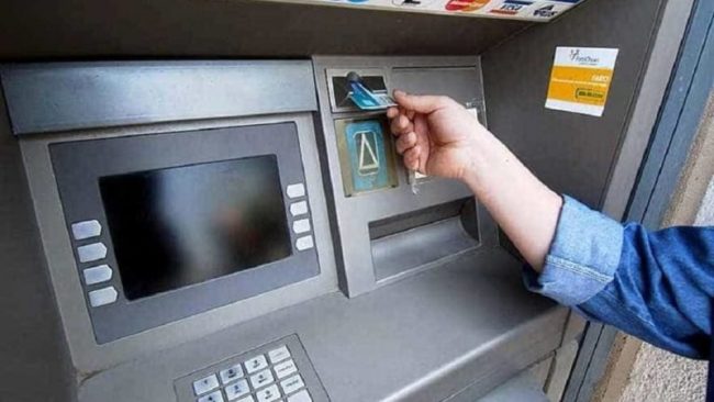 Banche, tra sportelli che chiudono  e altri che riducono le aperture