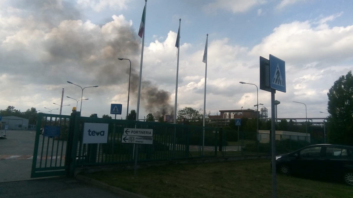 Incendio alla Sicor di Santhià operai evacuati
