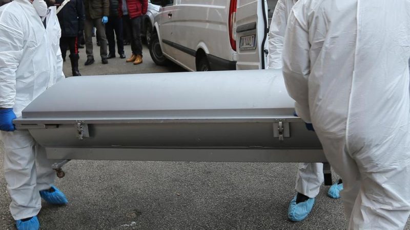 Pensionato trovato morto in casa dopo due settimane