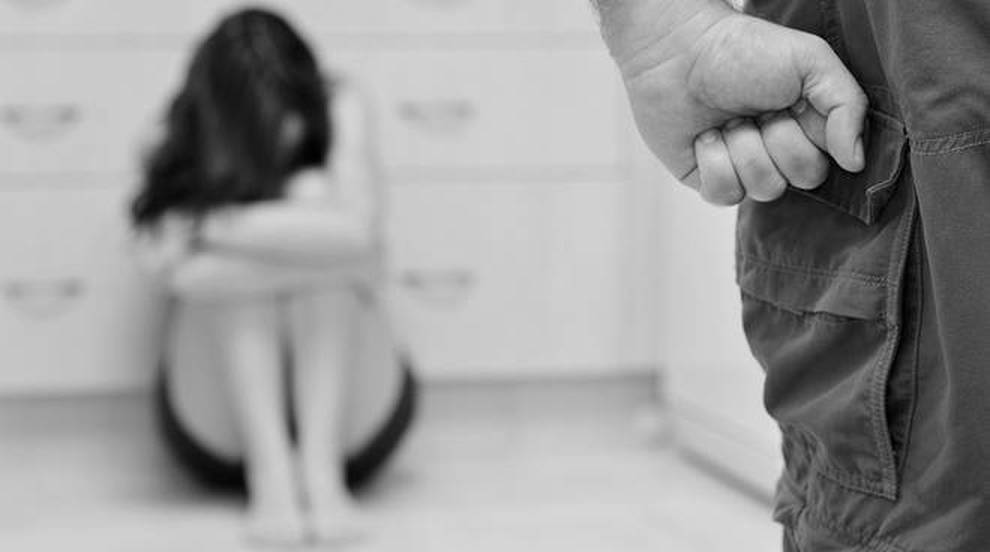Molestie e violenze alla sua ex: 26enne arrestato