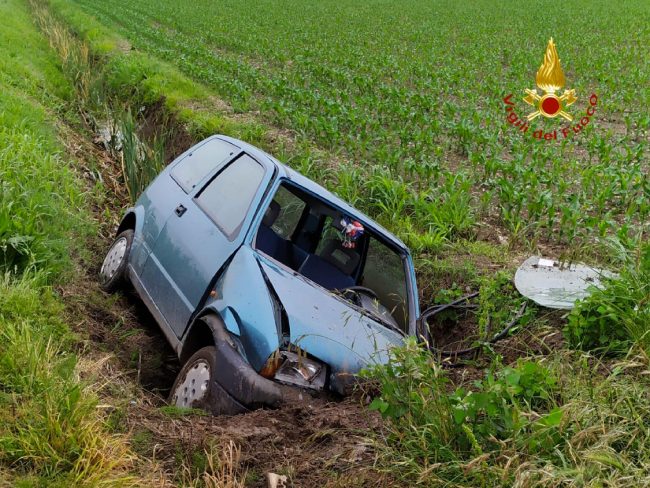 Auto fuori strada tra Lamporo e Livorno