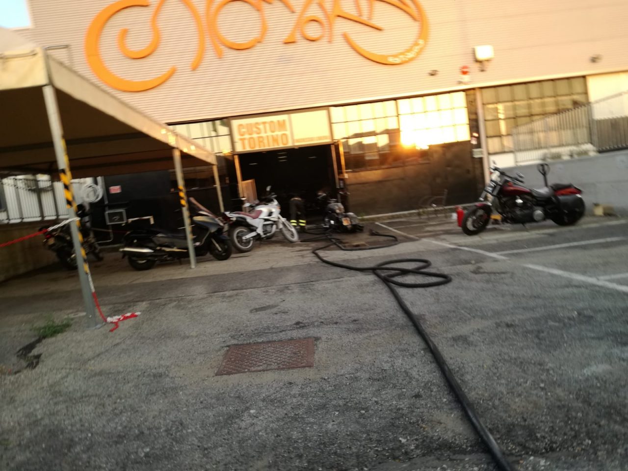 Incendio nel negozio di moto Custom davanti a Panorama LE FOTO