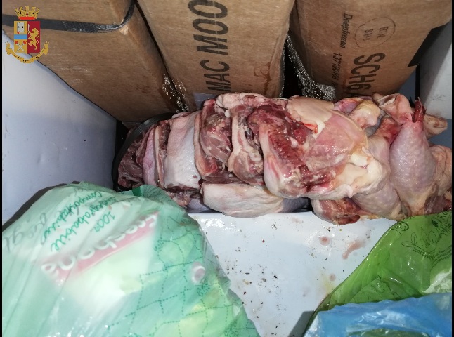 Cibo scaduto, sequestrata una panetteria LE FOTO