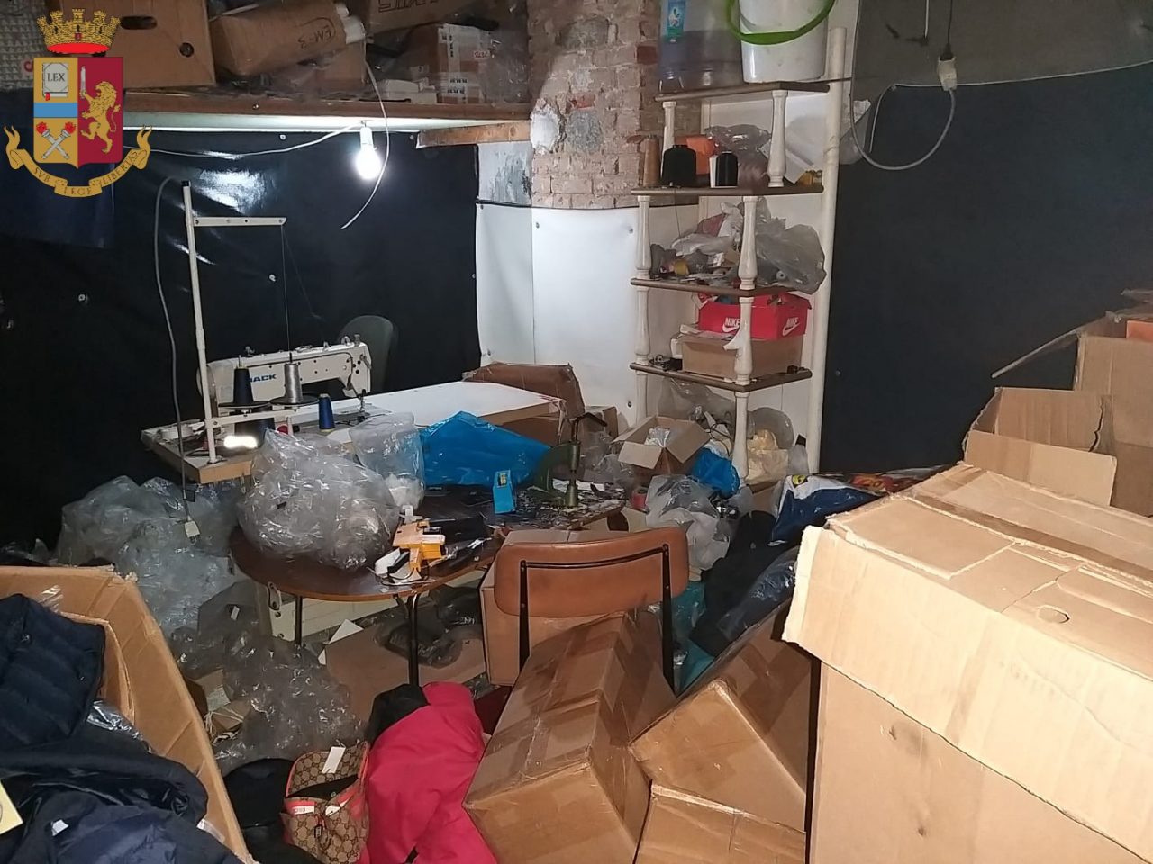 In un box scoperta una fabbrica di abiti e scarpe false LE FOTO
