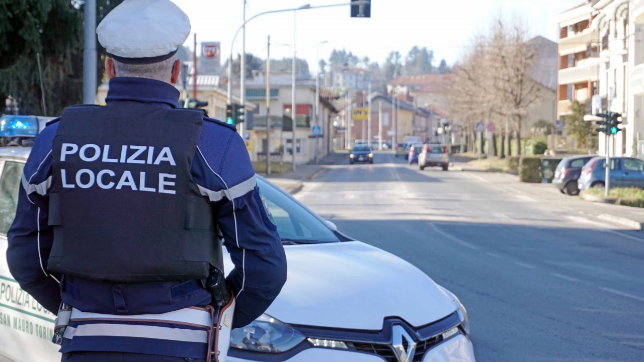 Segregato nella cuccia, cane salvato dai vigili