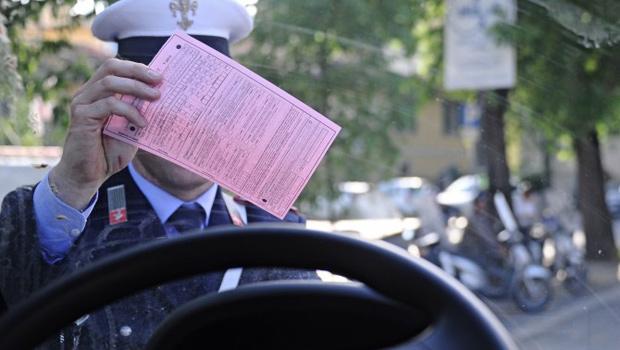 Dimentica finestrino auto aperto, multato