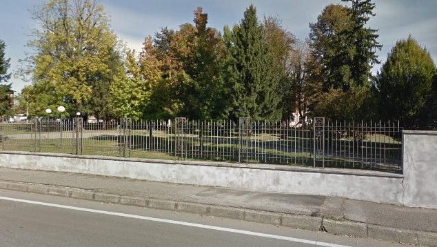 Insultano gli anziani al parco