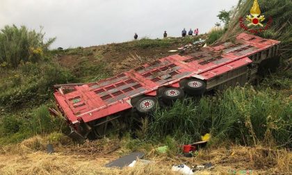 Camion si ribalta, 30 vitelli morti: feriti autista di Cavour e moglie di Pinerolo