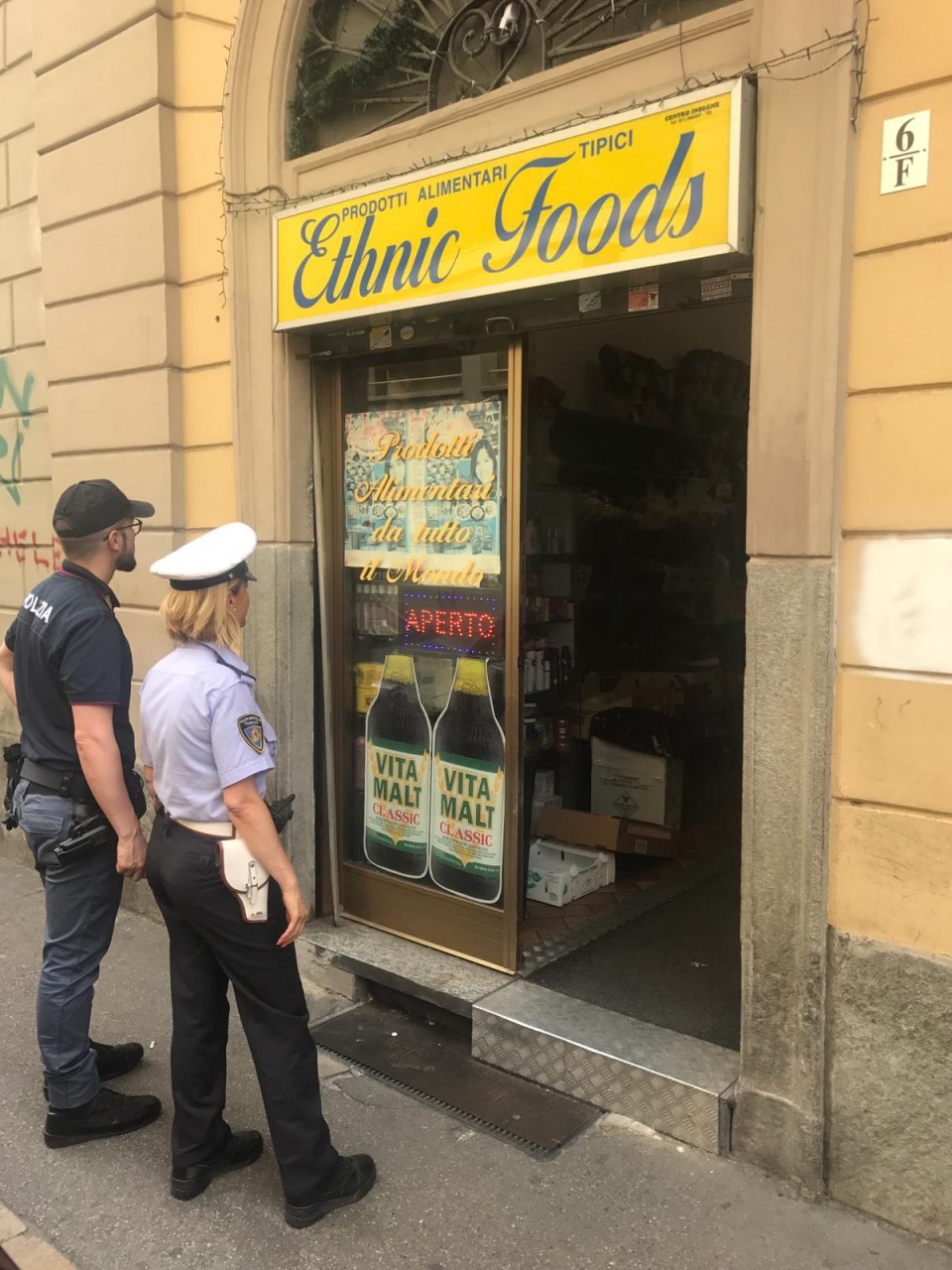 Scoperti due negozi sporchi, maxi multa
