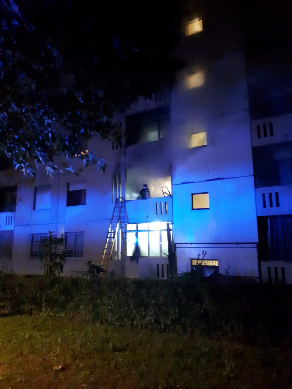 Incendio nella notte, in fiamme un balcone