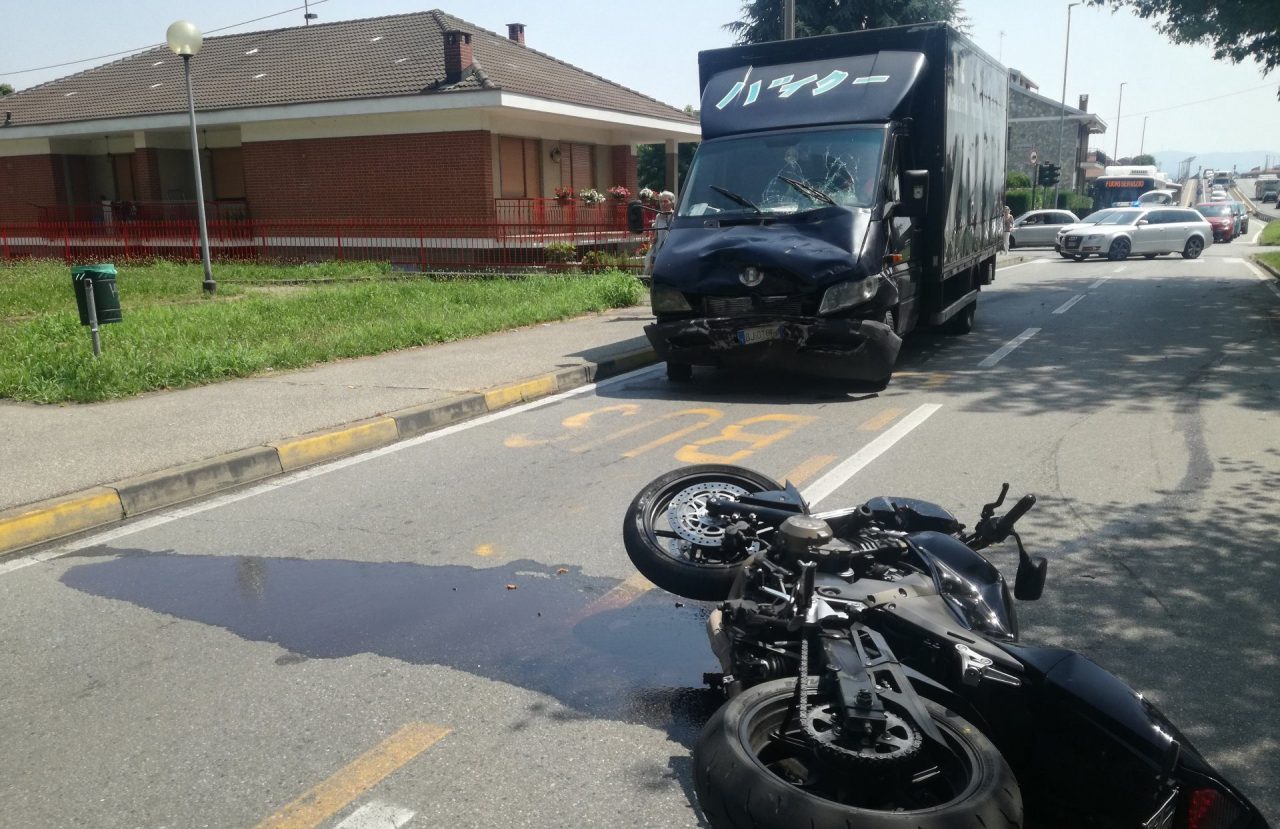 Incidente furgone contro moto in corso Piemonte a Settimo