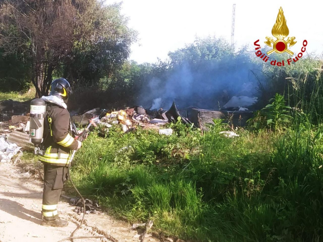 Incendio minaccia un casolare in campagna LE FOTO