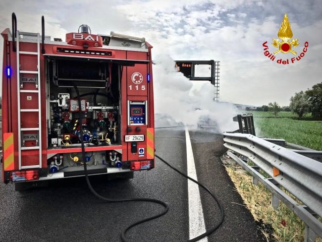 Auto in fiamme: tangenziale chiusa