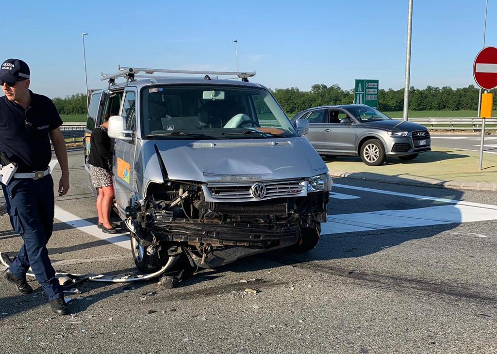 Incidente A Chivasso Ovest Scontro Tra Due Auto Le Foto Prima Chivasso