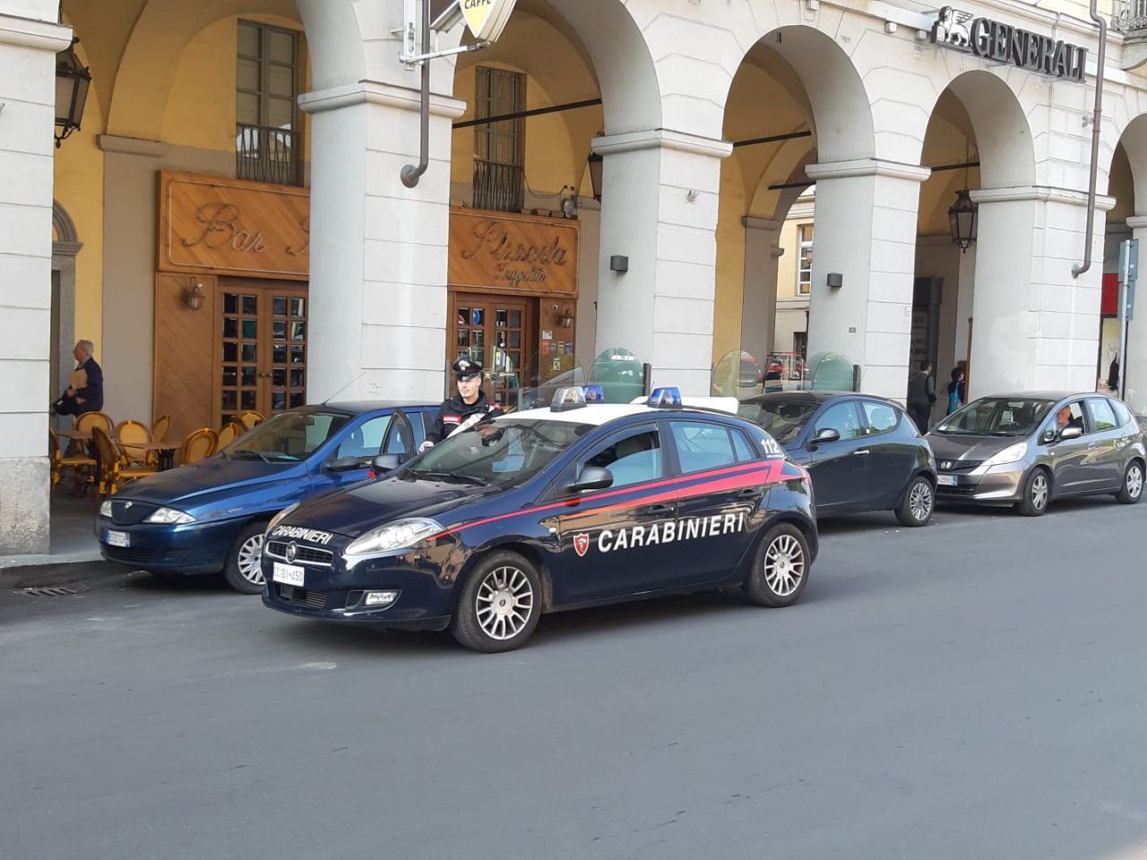 Molestano e minacciano donne e anziani, bloccati dai carabinieri